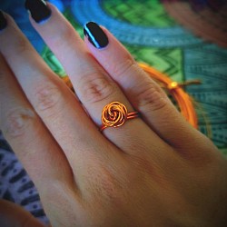 Réalisation d'une bague en fil de fer doré.