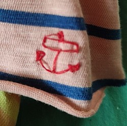 Petite ancre, sur une robe pour doudou